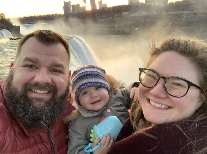 sam porter and her family posing in front of niagra falls